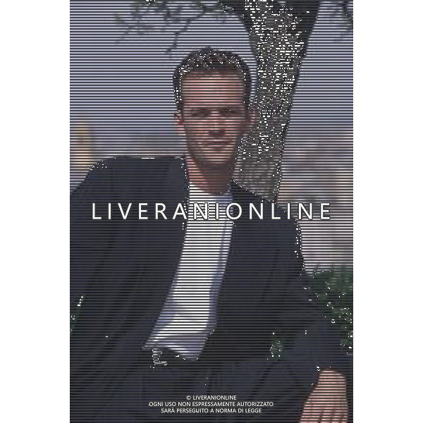 DIAP-RETROSPETTIVA LUKE PERRY ATTORE NELLA FOTO LUKE PERRY A MILANO IN TERRAZZA MARTINI NELL\'ANNO 1995 AG ALDO LIVERANI SAS