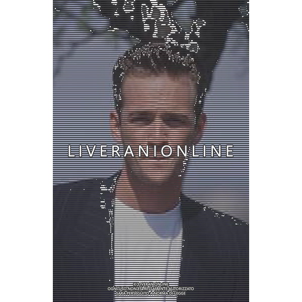 DIAP-RETROSPETTIVA LUKE PERRY ATTORE NELLA FOTO LUKE PERRY A MILANO IN TERRAZZA MARTINI NELL\'ANNO 1995 AG ALDO LIVERANI SAS