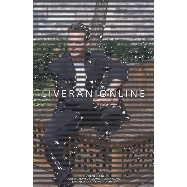 DIAP-RETROSPETTIVA LUKE PERRY ATTORE NELLA FOTO LUKE PERRY A MILANO IN TERRAZZA MARTINI NELL\'ANNO 1995 AG ALDO LIVERANI SAS