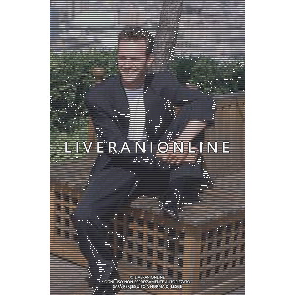 DIAP-RETROSPETTIVA LUKE PERRY ATTORE NELLA FOTO LUKE PERRY A MILANO IN TERRAZZA MARTINI NELL\'ANNO 1995 AG ALDO LIVERANI SAS