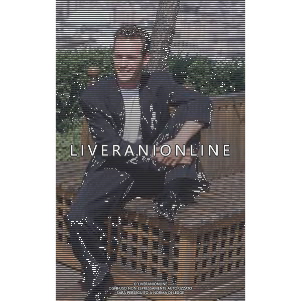 DIAP-RETROSPETTIVA LUKE PERRY ATTORE NELLA FOTO LUKE PERRY A MILANO IN TERRAZZA MARTINI NELL\'ANNO 1995 AG ALDO LIVERANI SAS