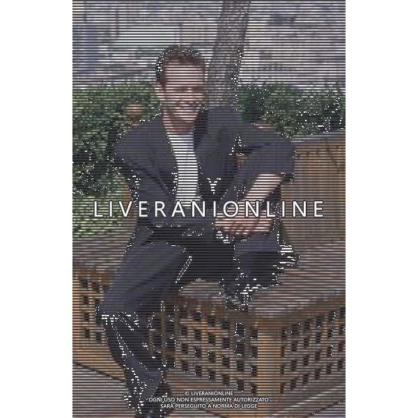 DIAP-RETROSPETTIVA LUKE PERRY ATTORE NELLA FOTO LUKE PERRY A MILANO IN TERRAZZA MARTINI NELL\'ANNO 1995 AG ALDO LIVERANI SAS