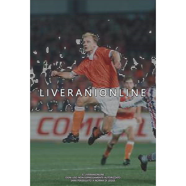 DIAP-RETROSPETTIVA DENNIS BERGKAMP CALCIATORE NELLA FOTO DENNIS BERGKAMP CON LA MAGLIA DELLA NZIONALE OLANDESE ARCHIVIO DFP-AG ALDO LIVERANI SAS