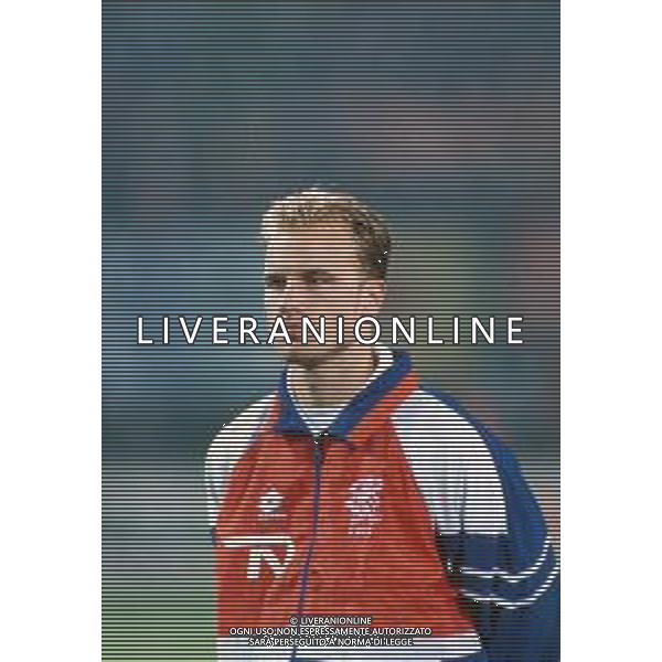 DIAP-RETROSPETTIVA DENNIS BERGKAMP CALCIATORE NELLA FOTO DENNIS BERGKAMP CON LA MAGLIA DELLA NZIONALE OLANDESE ARCHIVIO DFP-AG ALDO LIVERANI SAS