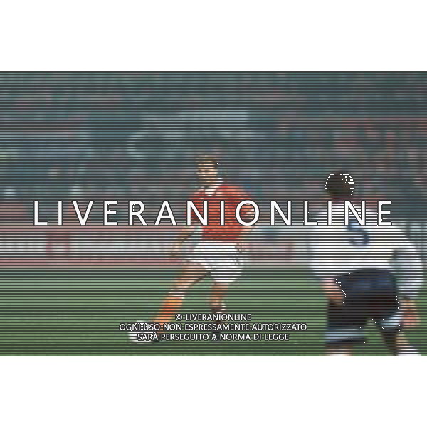 DIAP-RETROSPETTIVA DENNIS BERGKAMP CALCIATORE NELLA FOTO DENNIS BERGKAMP CON LA MAGLIA DELLA NZIONALE OLANDESE ARCHIVIO DFP-AG ALDO LIVERANI SAS
