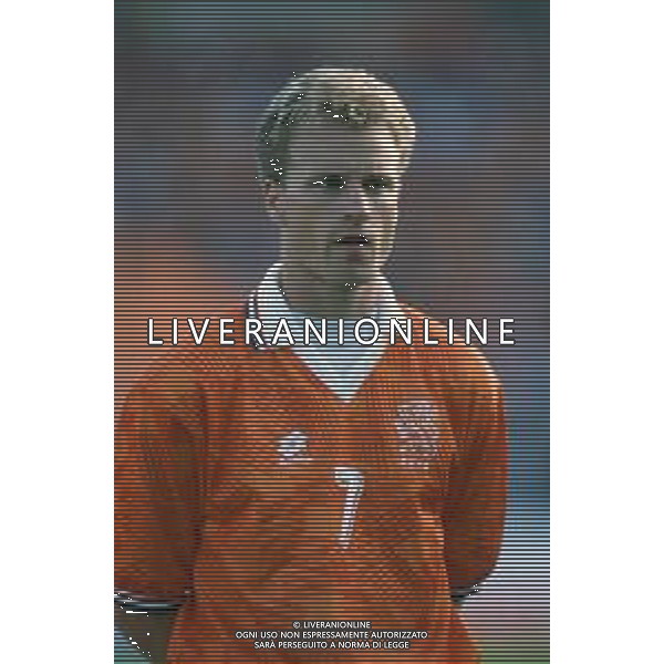 DIAP-RETROSPETTIVA DENNIS BERGKAMP CALCIATORE NELLA FOTO DENNIS BERGKAMP CON LA MAGLIA DELLA NZIONALE OLANDESE ARCHIVIO DFP-AG ALDO LIVERANI SAS
