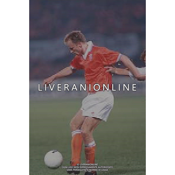 DIAP-RETROSPETTIVA DENNIS BERGKAMP CALCIATORE NELLA FOTO DENNIS BERGKAMP CON LA MAGLIA DELLA NZIONALE OLANDESE ARCHIVIO DFP-AG ALDO LIVERANI SAS