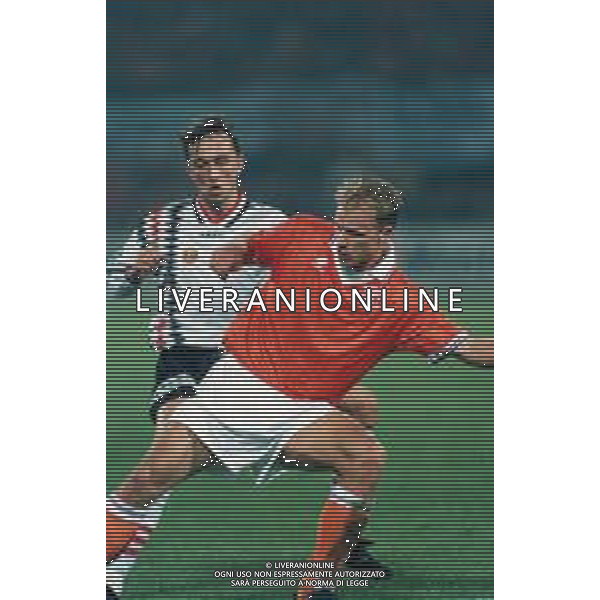 DIAP-RETROSPETTIVA DENNIS BERGKAMP CALCIATORE NELLA FOTO DENNIS BERGKAMP CON LA MAGLIA DELLA NZIONALE OLANDESE ARCHIVIO DFP-AG ALDO LIVERANI SAS