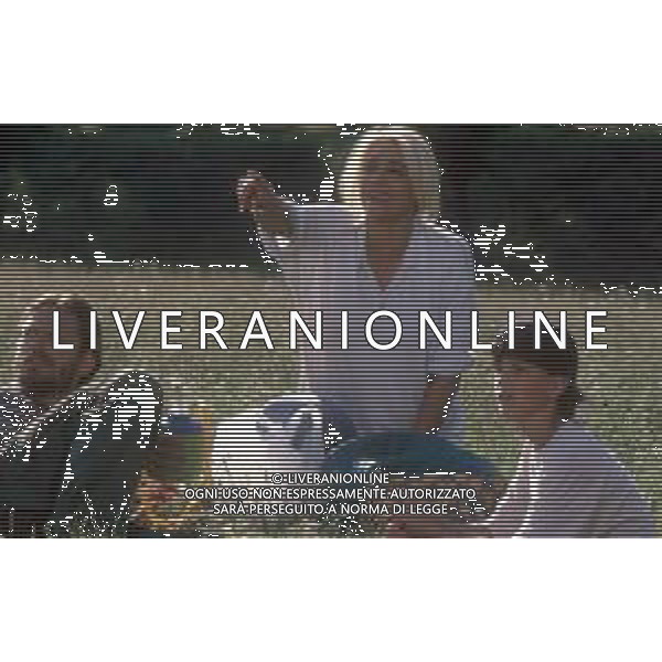 DIAP-RETROSPETTIVA MARA VENIER ATTIRCE E PRESENTATRICE TELEVISIVA NELLA FOTO MARA VENIER CON LORENZO DE ANGELIS E TOBIAS HOESL SUL SET DEL FILM“IL GOAL DI MARTIN PESCATORE “NELL\'ANNO 1997 AG ALDO LIVERANI SAS