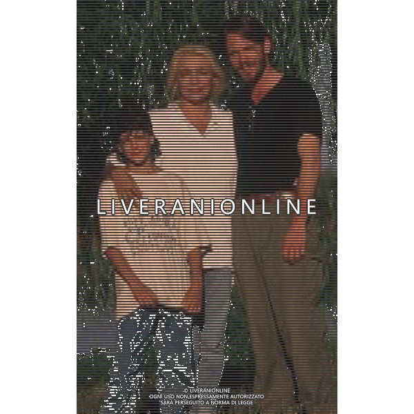 DIAP-RETROSPETTIVA MARA VENIER ATTIRCE E PRESENTATRICE TELEVISIVA NELLA FOTO MARA VENIER CON LORENZO DE ANGELIS E TOBIAS HOESL SUL SET DEL FILM“IL GOAL DI MARTIN PESCATORE “NELL\'ANNO 1997 AG ALDO LIVERANI SAS