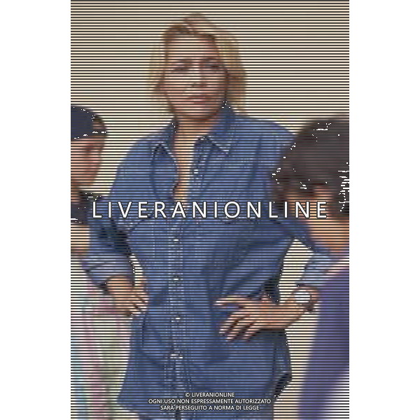 DIAP-RETROSPETTIVA MARA VENIER ATTIRCE E PRESENTATRICE TELEVISIVA NELLA FOTO MARA VENIER CON TOBIAS HOESL SUL SET DEL FILM“IL GOAL DI MARTIN PESCATORE “NELL\'ANNO 1997 AG ALDO LIVERANI SAS