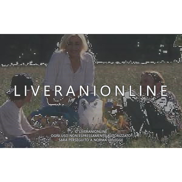 DIAP-RETROSPETTIVA MARA VENIER ATTIRCE E PRESENTATRICE TELEVISIVA NELLA FOTO MARA VENIER CON LORENZO DE ANGELIS E TOBIAS HOESL SUL SET DEL FILM“IL GOAL DI MARTIN PESCATORE “NELL\'ANNO 1997 AG ALDO LIVERANI SAS