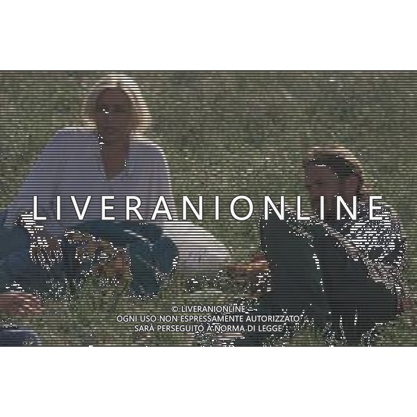 DIAP-RETROSPETTIVA MARA VENIER ATTIRCE E PRESENTATRICE TELEVISIVA NELLA FOTO MARA VENIER CON TOBIAS HOESL SUL SET DEL FILM“IL GOAL DI MARTIN PESCATORE “NELL\'ANNO 1997 AG ALDO LIVERANI SAS