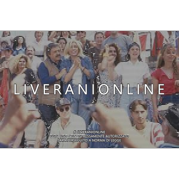 DIAP-RETROSPETTIVA MARA VENIER ATTIRCE E PRESENTATRICE TELEVISIVA NELLA FOTO MARA VENIER CON TOBIAS HOESL SUL SET DEL FILM“IL GOAL DI MARTIN PESCATORE “NELL\'ANNO 1997 AG ALDO LIVERANI SAS