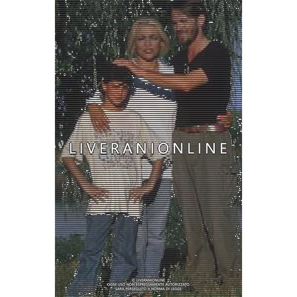 DIAP-RETROSPETTIVA MARA VENIER ATTIRCE E PRESENTATRICE TELEVISIVA NELLA FOTO MARA VENIER CON LORENZO DE ANGELIS E TOBIAS HOESL SUL SET DEL FILM“IL GOAL DI MARTIN PESCATORE “NELL\'ANNO 1997 AG ALDO LIVERANI SAS