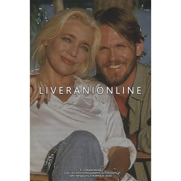 DIAP-RETROSPETTIVA MARA VENIER ATTIRCE E PRESENTATRICE TELEVISIVA NELLA FOTO MARA VENIER CON TOBIAS HOESL SUL SET DEL FILM“IL GOAL DI MARTIN PESCATORE “NELL\'ANNO 1997 AG ALDO LIVERANI SAS