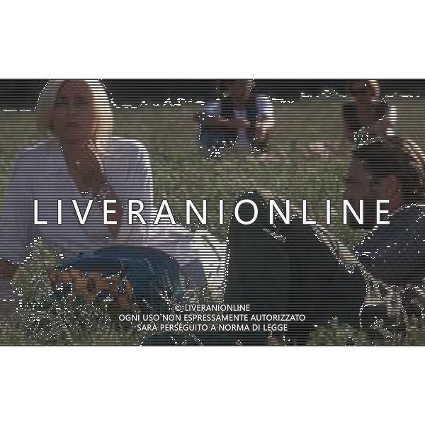 DIAP-RETROSPETTIVA MARA VENIER ATTIRCE E PRESENTATRICE TELEVISIVA NELLA FOTO MARA VENIER CON TOBIAS HOESL SUL SET DEL FILM“IL GOAL DI MARTIN PESCATORE “NELL\'ANNO 1997 AG ALDO LIVERANI SAS