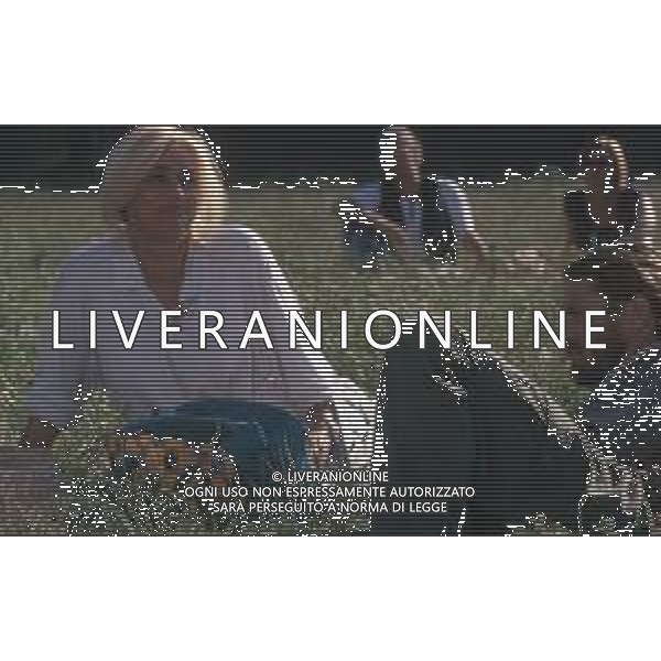 DIAP-RETROSPETTIVA MARA VENIER ATTIRCE E PRESENTATRICE TELEVISIVA NELLA FOTO MARA VENIER CON TOBIAS HOESL SUL SET DEL FILM“IL GOAL DI MARTIN PESCATORE “NELL\'ANNO 1997 AG ALDO LIVERANI SAS