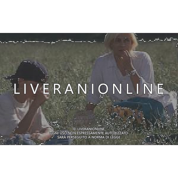 DIAP-RETROSPETTIVA MARA VENIER ATTIRCE E PRESENTATRICE TELEVISIVA NELLA FOTO MARA VENIER CON LORENZO DE ANGELIS E TOBIAS HOESL SUL SET DEL FILM“IL GOAL DI MARTIN PESCATORE “NELL\'ANNO 1997 AG ALDO LIVERANI SAS