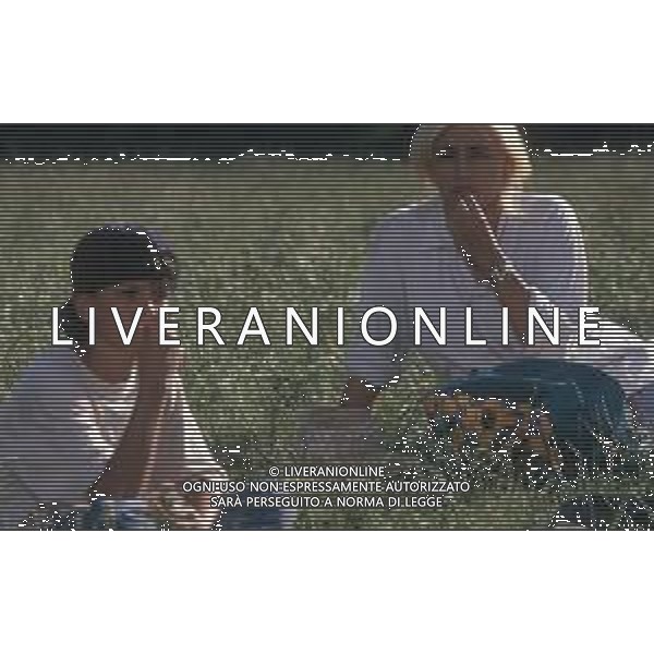 DIAP-RETROSPETTIVA MARA VENIER ATTIRCE E PRESENTATRICE TELEVISIVA NELLA FOTO MARA VENIER CON LORENZO DE ANGELIS E TOBIAS HOESL SUL SET DEL FILM“IL GOAL DI MARTIN PESCATORE “NELL\'ANNO 1997 AG ALDO LIVERANI SAS