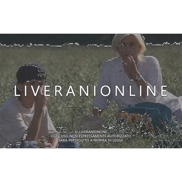 DIAP-RETROSPETTIVA MARA VENIER ATTIRCE E PRESENTATRICE TELEVISIVA NELLA FOTO MARA VENIER CON LORENZO DE ANGELIS E TOBIAS HOESL SUL SET DEL FILM“IL GOAL DI MARTIN PESCATORE “NELL\'ANNO 1997 AG ALDO LIVERANI SAS