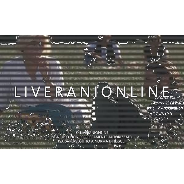 DIAP-RETROSPETTIVA MARA VENIER ATTIRCE E PRESENTATRICE TELEVISIVA NELLA FOTO MARA VENIER CON TOBIAS HOESL SUL SET DEL FILM“IL GOAL DI MARTIN PESCATORE “NELL\'ANNO 1997 AG ALDO LIVERANI SAS