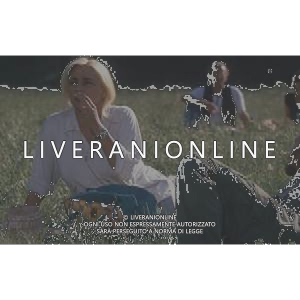 DIAP-RETROSPETTIVA MARA VENIER ATTIRCE E PRESENTATRICE TELEVISIVA NELLA FOTO MARA VENIER CON TOBIAS HOESL SUL SET DEL FILM“IL GOAL DI MARTIN PESCATORE “NELL\'ANNO 1997 AG ALDO LIVERANI SAS