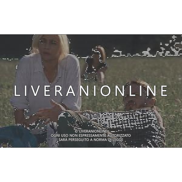 DIAP-RETROSPETTIVA MARA VENIER ATTIRCE E PRESENTATRICE TELEVISIVA NELLA FOTO MARA VENIER CON TOBIAS HOESL SUL SET DEL FILM“IL GOAL DI MARTIN PESCATORE “NELL\'ANNO 1997 AG ALDO LIVERANI SAS