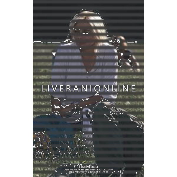 DIAP-RETROSPETTIVA MARA VENIER ATTIRCE E PRESENTATRICE TELEVISIVA NELLA FOTO MARA VENIER CON TOBIAS HOESL SUL SET DEL FILM“IL GOAL DI MARTIN PESCATORE “NELL\'ANNO 1997 AG ALDO LIVERANI SAS