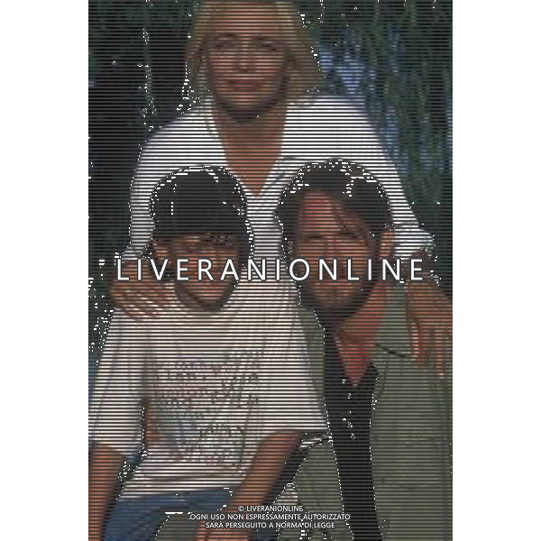 DIAP-RETROSPETTIVA MARA VENIER ATTIRCE E PRESENTATRICE TELEVISIVA NELLA FOTO MARA VENIER CON LORENZO DE ANGELIS E TOBIAS HOESL SUL SET DEL FILM“IL GOAL DI MARTIN PESCATORE “NELL\'ANNO 1997 AG ALDO LIVERANI SAS