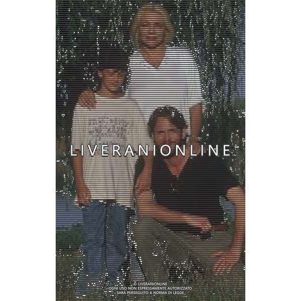 DIAP-RETROSPETTIVA MARA VENIER ATTIRCE E PRESENTATRICE TELEVISIVA NELLA FOTO MARA VENIER CON LORENZO DE ANGELIS E TOBIAS HOESL SUL SET DEL FILM“IL GOAL DI MARTIN PESCATORE “NELL\'ANNO 1997 AG ALDO LIVERANI SAS