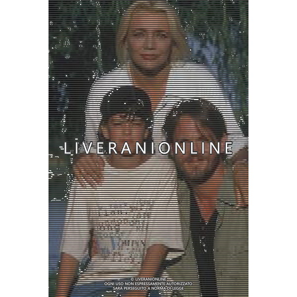 DIAP-RETROSPETTIVA MARA VENIER ATTIRCE E PRESENTATRICE TELEVISIVA NELLA FOTO MARA VENIER CON LORENZO DE ANGELIS E TOBIAS HOESL SUL SET DEL FILM“IL GOAL DI MARTIN PESCATORE “NELL\'ANNO 1997 AG ALDO LIVERANI SAS