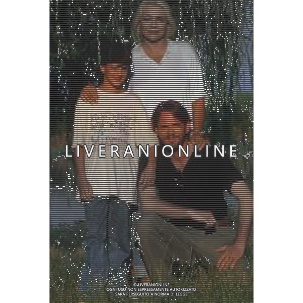 DIAP-RETROSPETTIVA MARA VENIER ATTIRCE E PRESENTATRICE TELEVISIVA NELLA FOTO MARA VENIER CON LORENZO DE ANGELIS E TOBIAS HOESL SUL SET DEL FILM“IL GOAL DI MARTIN PESCATORE “NELL\'ANNO 1997 AG ALDO LIVERANI SAS