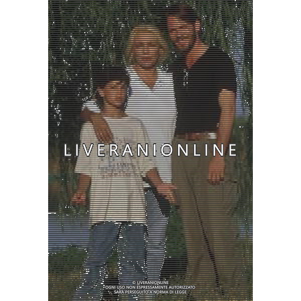 DIAP-RETROSPETTIVA MARA VENIER ATTIRCE E PRESENTATRICE TELEVISIVA NELLA FOTO MARA VENIER CON LORENZO DE ANGELIS E TOBIAS HOESL SUL SET DEL FILM“IL GOAL DI MARTIN PESCATORE “NELL\'ANNO 1997 AG ALDO LIVERANI SAS