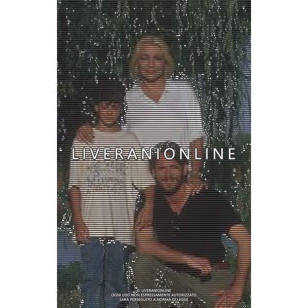 DIAP-RETROSPETTIVA MARA VENIER ATTIRCE E PRESENTATRICE TELEVISIVA NELLA FOTO MARA VENIER CON LORENZO DE ANGELIS E TOBIAS HOESL SUL SET DEL FILM“IL GOAL DI MARTIN PESCATORE “NELL\'ANNO 1997 AG ALDO LIVERANI SAS