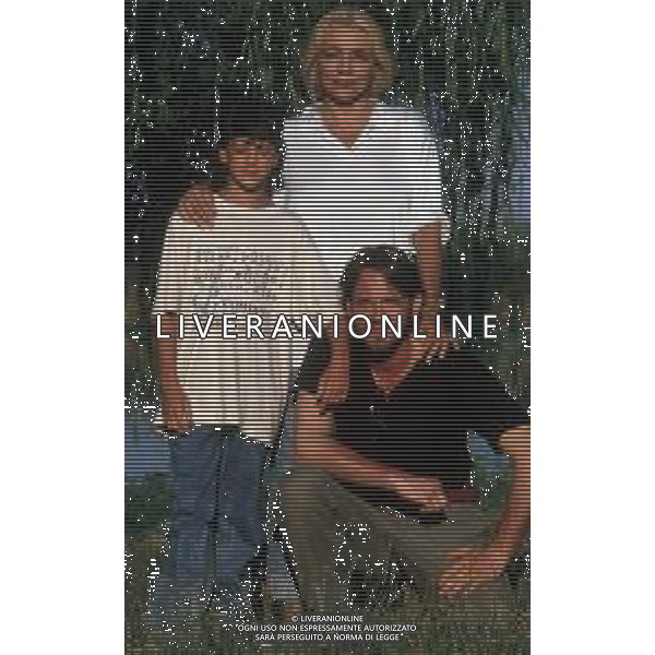 DIAP-RETROSPETTIVA MARA VENIER ATTIRCE E PRESENTATRICE TELEVISIVA NELLA FOTO MARA VENIER CON LORENZO DE ANGELIS E TOBIAS HOESL SUL SET DEL FILM“IL GOAL DI MARTIN PESCATORE “NELL\'ANNO 1997 AG ALDO LIVERANI SAS