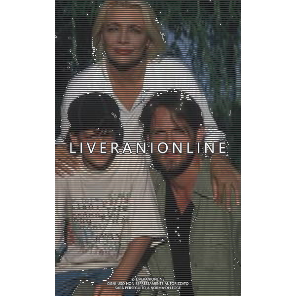 DIAP-RETROSPETTIVA MARA VENIER ATTIRCE E PRESENTATRICE TELEVISIVA NELLA FOTO MARA VENIER CON LORENZO DE ANGELIS E TOBIAS HOESL SUL SET DEL FILM“IL GOAL DI MARTIN PESCATORE “NELL\'ANNO 1997 AG ALDO LIVERANI SAS