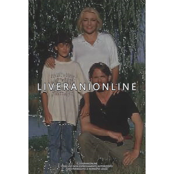 DIAP-RETROSPETTIVA MARA VENIER ATTIRCE E PRESENTATRICE TELEVISIVA NELLA FOTO MARA VENIER CON LORENZO DE ANGELIS E TOBIAS HOESL SUL SET DEL FILM“IL GOAL DI MARTIN PESCATORE “NELL\'ANNO 1997 AG ALDO LIVERANI SAS
