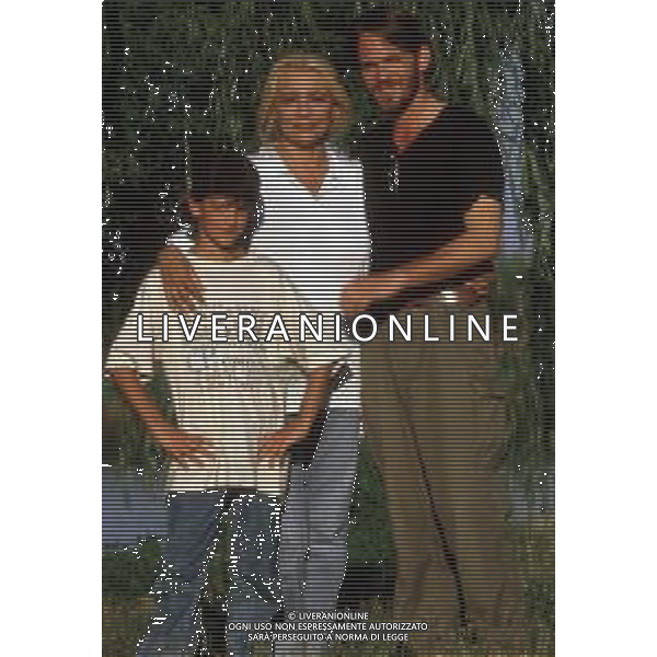 DIAP-RETROSPETTIVA MARA VENIER ATTIRCE E PRESENTATRICE TELEVISIVA NELLA FOTO MARA VENIER CON LORENZO DE ANGELIS E TOBIAS HOESL SUL SET DEL FILM“IL GOAL DI MARTIN PESCATORE “NELL\'ANNO 1997 AG ALDO LIVERANI SAS