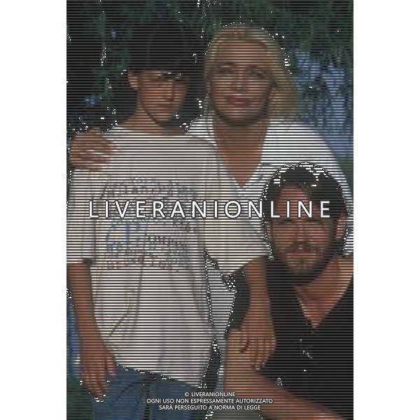 DIAP-RETROSPETTIVA MARA VENIER ATTIRCE E PRESENTATRICE TELEVISIVA NELLA FOTO MARA VENIER CON LORENZO DE ANGELIS E TOBIAS HOESL SUL SET DEL FILM“IL GOAL DI MARTIN PESCATORE “NELL\'ANNO 1997 AG ALDO LIVERANI SAS