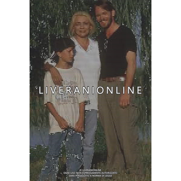 DIAP-RETROSPETTIVA MARA VENIER ATTIRCE E PRESENTATRICE TELEVISIVA NELLA FOTO MARA VENIER CON LORENZO DE ANGELIS E TOBIAS HOESL SUL SET DEL FILM“IL GOAL DI MARTIN PESCATORE “NELL\'ANNO 1997 AG ALDO LIVERANI SAS