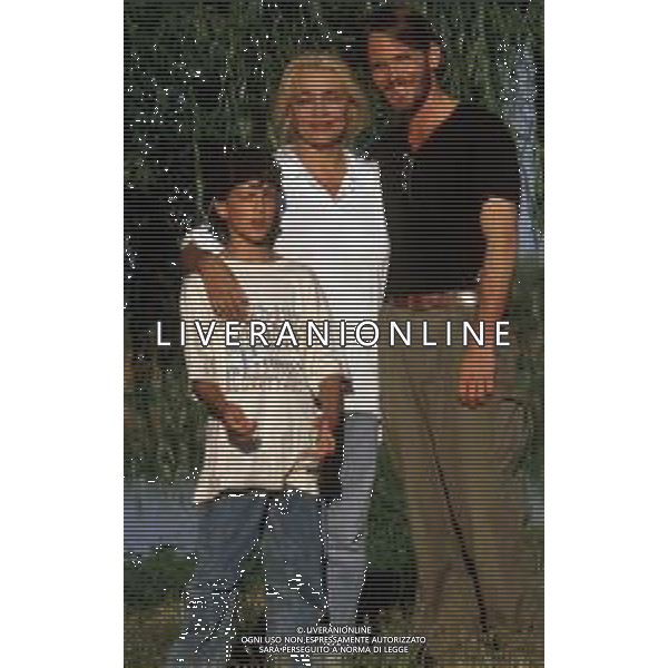 DIAP-RETROSPETTIVA MARA VENIER ATTIRCE E PRESENTATRICE TELEVISIVA NELLA FOTO MARA VENIER CON LORENZO DE ANGELIS E TOBIAS HOESL SUL SET DEL FILM“IL GOAL DI MARTIN PESCATORE “NELL\'ANNO 1997 AG ALDO LIVERANI SAS