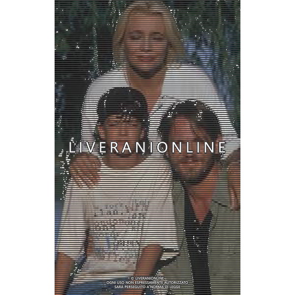 DIAP-RETROSPETTIVA MARA VENIER ATTIRCE E PRESENTATRICE TELEVISIVA NELLA FOTO MARA VENIER CON LORENZO DE ANGELIS E TOBIAS HOESL SUL SET DEL FILM“IL GOAL DI MARTIN PESCATORE “NELL\'ANNO 1997 AG ALDO LIVERANI SAS