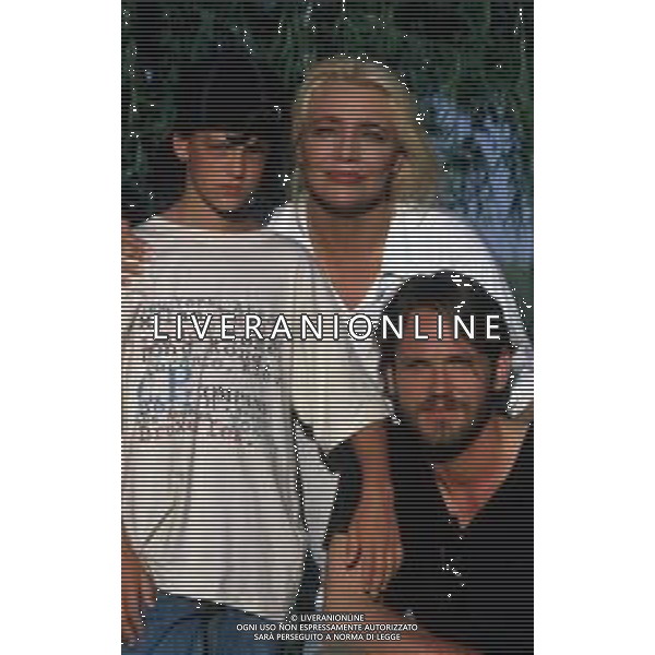 DIAP-RETROSPETTIVA MARA VENIER ATTIRCE E PRESENTATRICE TELEVISIVA NELLA FOTO MARA VENIER CON LORENZO DE ANGELIS E TOBIAS HOESL SUL SET DEL FILM“IL GOAL DI MARTIN PESCATORE “NELL\'ANNO 1997 AG ALDO LIVERANI SAS