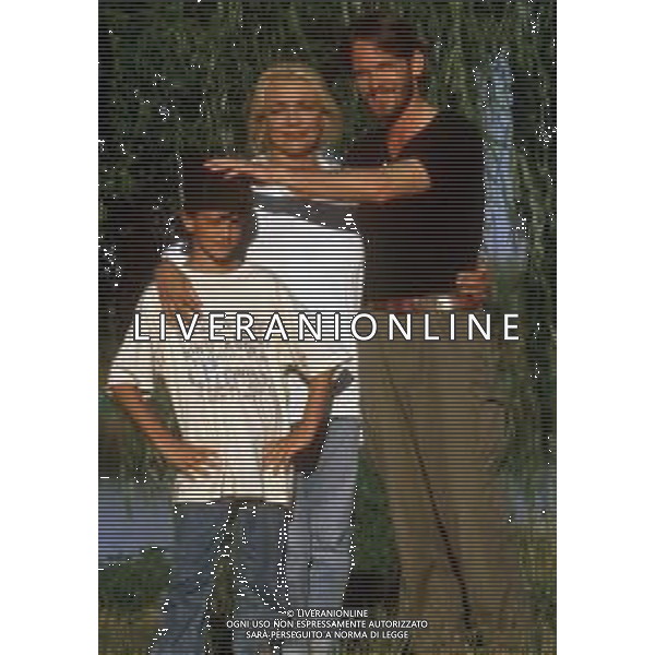DIAP-RETROSPETTIVA MARA VENIER ATTIRCE E PRESENTATRICE TELEVISIVA NELLA FOTO MARA VENIER CON LORENZO DE ANGELIS E TOBIAS HOESL SUL SET DEL FILM“IL GOAL DI MARTIN PESCATORE “NELL\'ANNO 1997 AG ALDO LIVERANI SAS