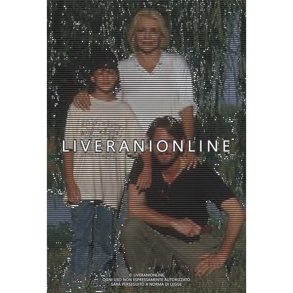 DIAP-RETROSPETTIVA MARA VENIER ATTIRCE E PRESENTATRICE TELEVISIVA NELLA FOTO MARA VENIER CON LORENZO DE ANGELIS E TOBIAS HOESL SUL SET DEL FILM“IL GOAL DI MARTIN PESCATORE “NELL\'ANNO 1997 AG ALDO LIVERANI SAS