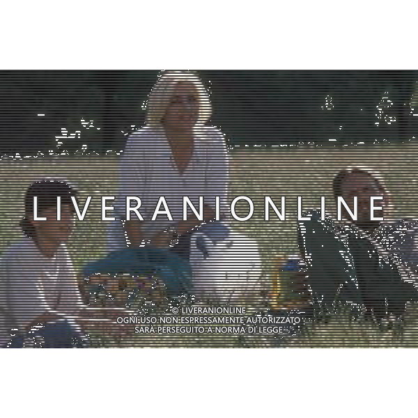 DIAP-RETROSPETTIVA MARA VENIER ATTIRCE E PRESENTATRICE TELEVISIVA NELLA FOTO MARA VENIER CON LORENZO DE ANGELIS E TOBIAS HOESL SUL SET DEL FILM“IL GOAL DI MARTIN PESCATORE “NELL\'ANNO 1997 AG ALDO LIVERANI SAS