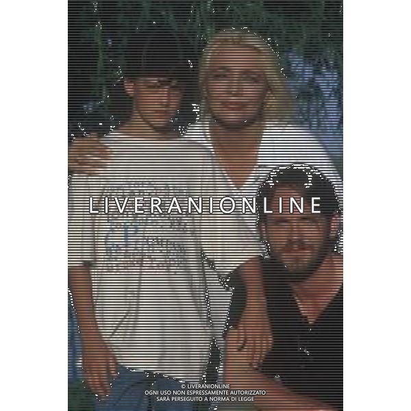 DIAP-RETROSPETTIVA MARA VENIER ATTIRCE E PRESENTATRICE TELEVISIVA NELLA FOTO MARA VENIER CON LORENZO DE ANGELIS E TOBIAS HOESL SUL SET DEL FILM“IL GOAL DI MARTIN PESCATORE “NELL\'ANNO 1997 AG ALDO LIVERANI SAS