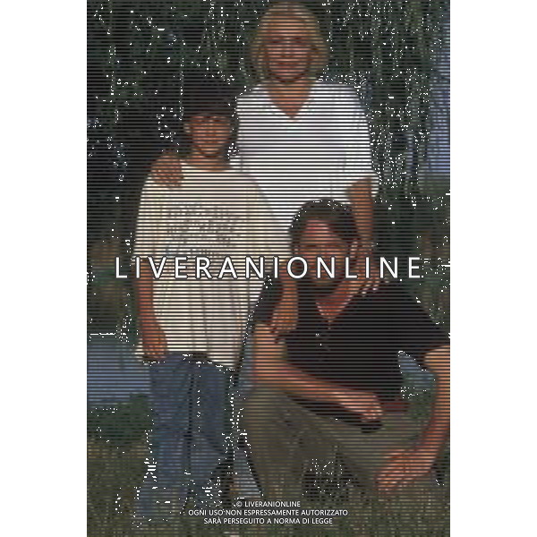 DIAP-RETROSPETTIVA MARA VENIER ATTIRCE E PRESENTATRICE TELEVISIVA NELLA FOTO MARA VENIER CON LORENZO DE ANGELIS E TOBIAS HOESL SUL SET DEL FILM“IL GOAL DI MARTIN PESCATORE “NELL\'ANNO 1997 AG ALDO LIVERANI SAS