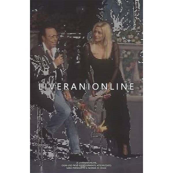 DIAP-RETROSPETTIVA MARA VENIER PRESENTATRICE TELEVISIVA E ATTRICE NELLA FOTO MARA VENIER CON ANTONELLO VENDITTI A SANREMO PER IL DOPO FESTIVAL DELLA CANZONE ITALIANA NELL\'ANNO 1995 AG ALDO LIVERANI SAS